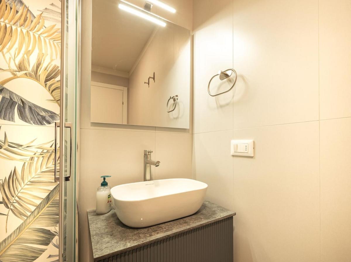 Modern Two-room Near Station And Airport Apartment *